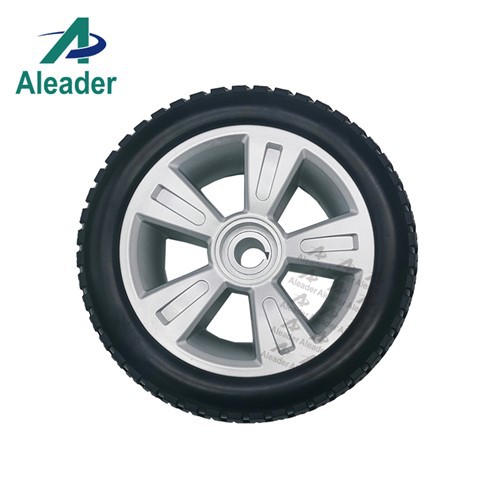 Dzīvoklis bezmaksas ratiņkrēslu riteņi un riepas